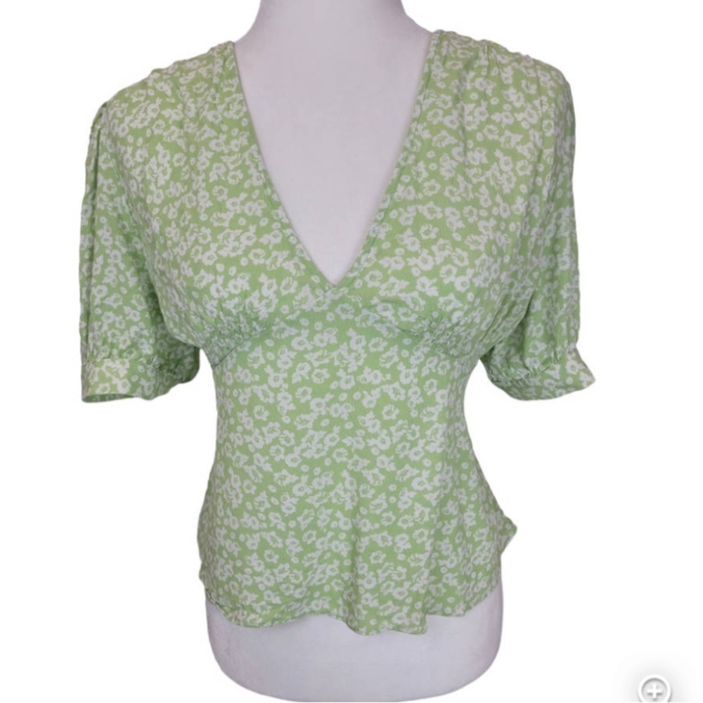 NWT Sophie Rue Revolve
Floral Tie Back
Peplum Top in Green
Ditsy Daisy Floral